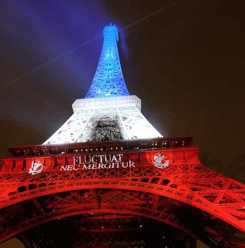 París ilumina la torre Eiffel con la bandera francesa