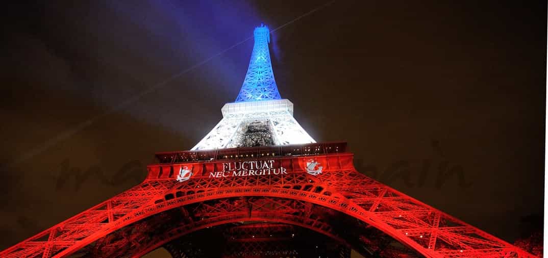 París ilumina la torre Eiffel con la bandera francesa