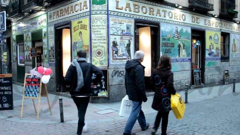 Fran Larrañaga en Trikini Club… ¿Quieres tomarte un café en una farmacia?