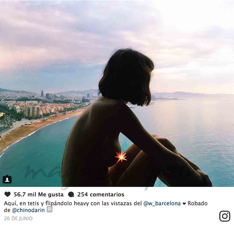 De nuevo la actriz catalana Úrsula Corberó revoluciona las redes sociales, con una foto en la que aparece enseñando su pecho, desde el hotel donde se encuentra pasando sus vacaciones.