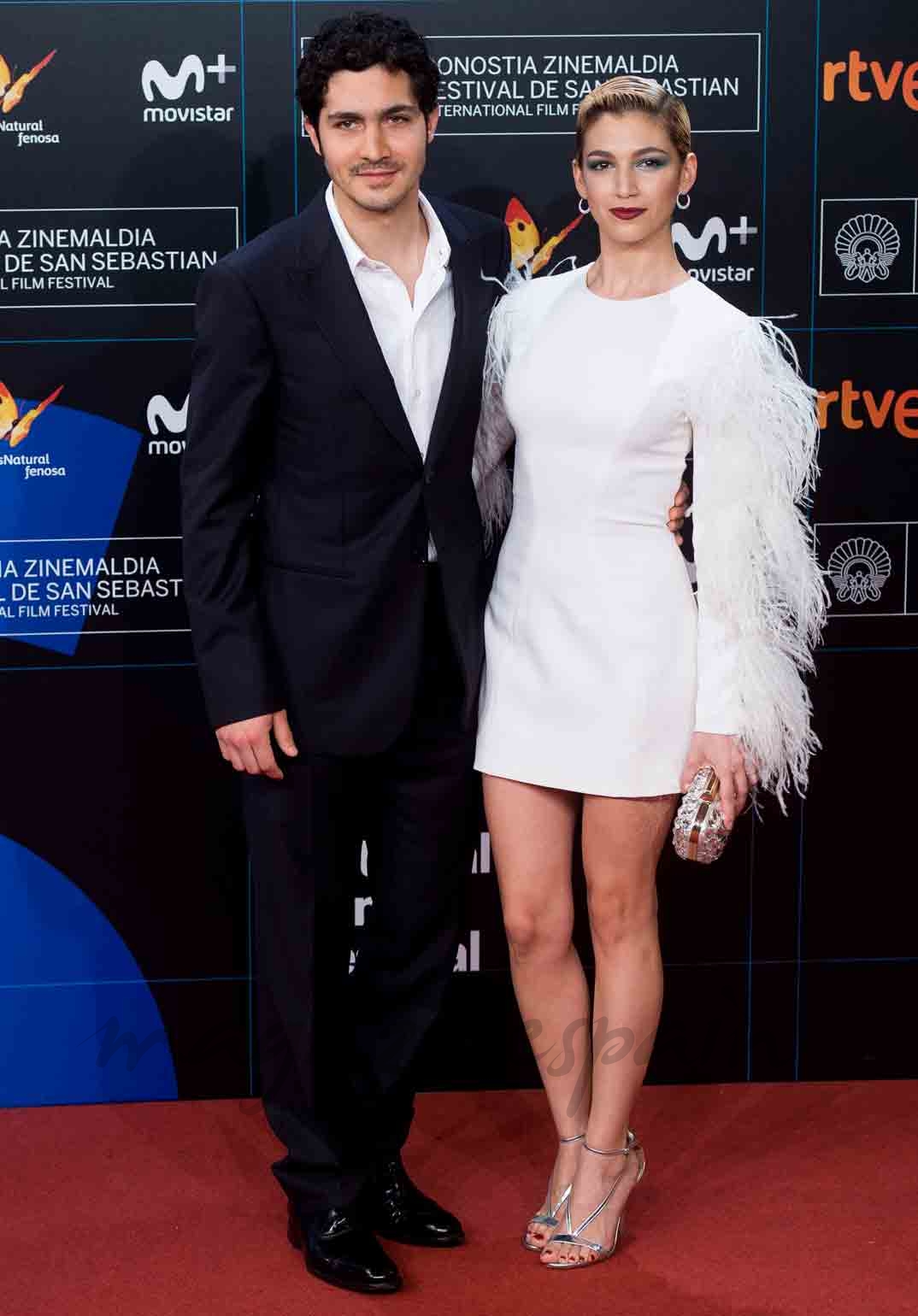 ursula corbero y chino darin en los premios donostia