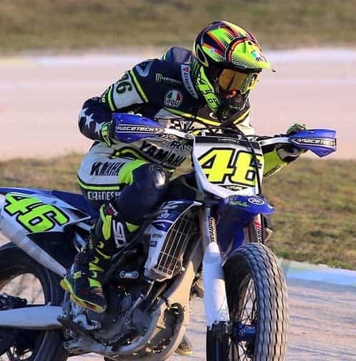 Valentino Rossi entrena, practicando “Dirt Track”