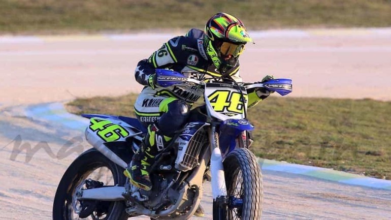 Valentino Rossi entrena, practicando «Dirt Track»